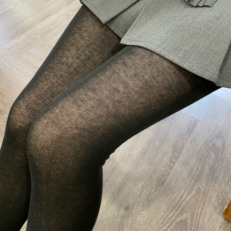 Moteriškos pėdkelnės su kojomis, plona medvilninė medžiaga, vienodos spalvos raštas, medvilnės turinys 70–80%, tinkama 18–40 metų amžiui