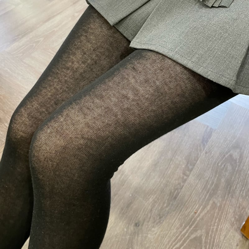 Moteriškos pėdkelnės su kojomis, plona medvilninė medžiaga, vienodos spalvos raštas, medvilnės turinys 70–80%, tinkama 18–40 metų amžiui