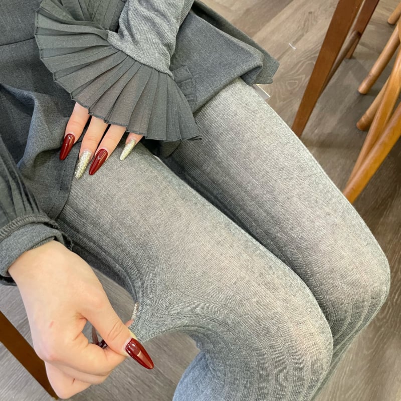 Moteriškos pėdkelnės su kojomis, plona medvilninė medžiaga, vienodos spalvos raštas, medvilnės turinys 70–80%, tinkama 18–40 metų amžiui