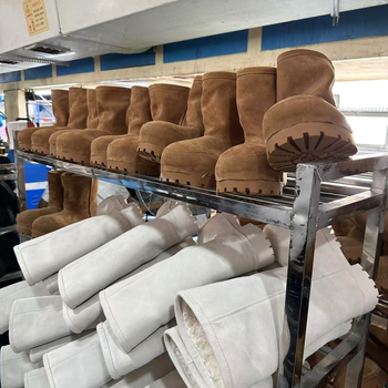 Sniego batai — atsparūs vandeniui, šiltūs, atsparūs dilimui; viršus: karvės nubuko oda; padas: guma; vidus: natūralus vilnos pamušalas