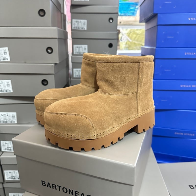 Sniego batai — atsparūs vandeniui, šiltūs, atsparūs dilimui; viršus: karvės nubuko oda; padas: guma; vidus: natūralus vilnos pamušalas