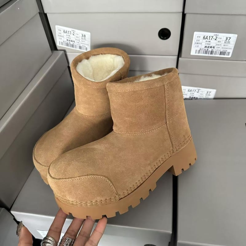 Sniego batai — atsparūs vandeniui, šiltūs, atsparūs dilimui; viršus: karvės nubuko oda; padas: guma; vidus: natūralus vilnos pamušalas