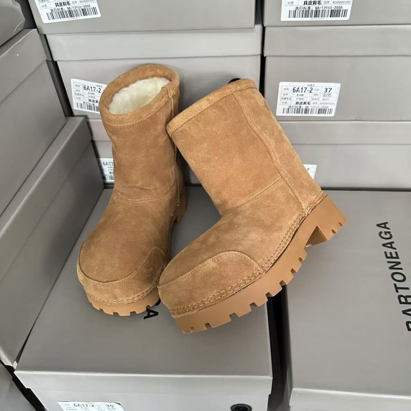 Sniego batai — atsparūs vandeniui, šiltūs, atsparūs dilimui; viršus: karvės nubuko oda; padas: guma; vidus: natūralus vilnos pamušalas