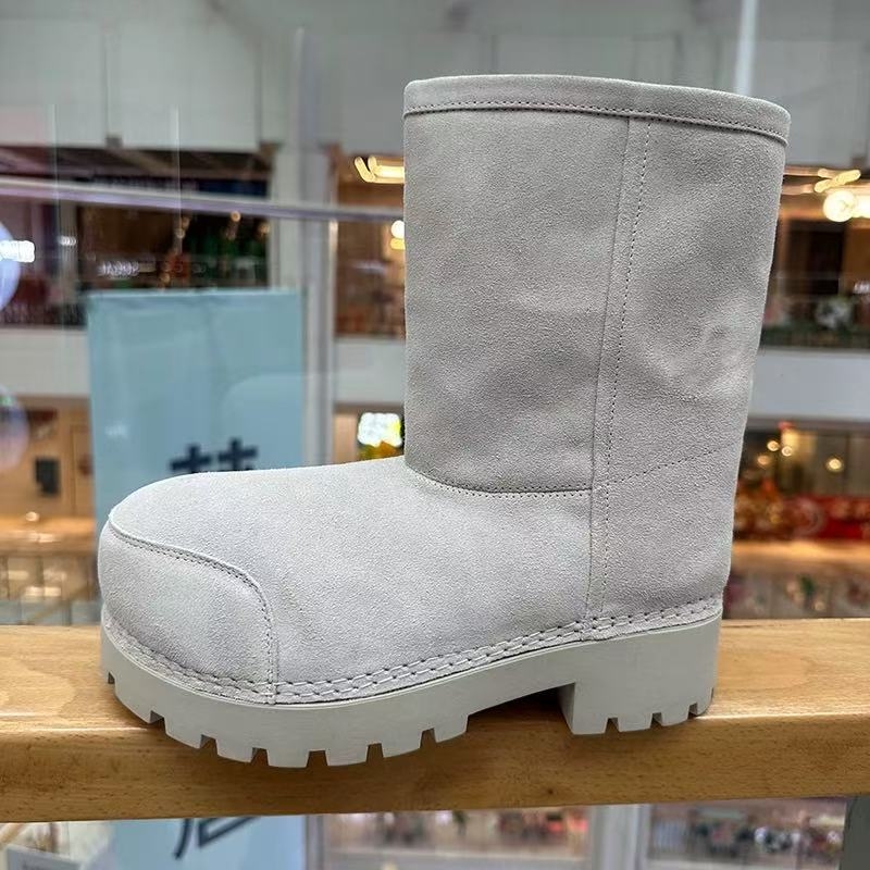 Sniego batai — atsparūs vandeniui, šiltūs, atsparūs dilimui; viršus: karvės nubuko oda; padas: guma; vidus: natūralus vilnos pamušalas