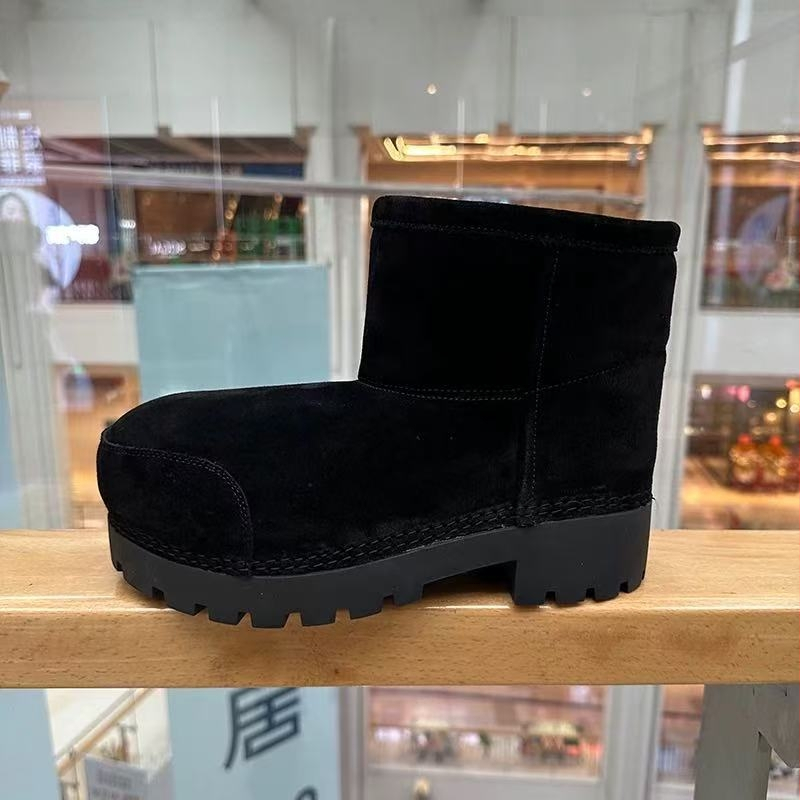 Sniego batai — atsparūs vandeniui, šiltūs, atsparūs dilimui; viršus: karvės nubuko oda; padas: guma; vidus: natūralus vilnos pamušalas