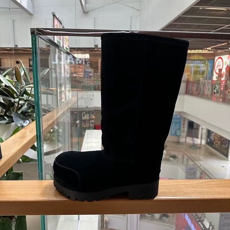 Sniego batai — atsparūs vandeniui, šiltūs, atsparūs dilimui; viršus: karvės nubuko oda; padas: guma; vidus: natūralus vilnos pamušalas