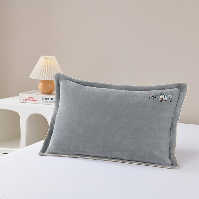 Jastučnica s izšivanjem, debeli topli pliš, moderni minimalistički stil; materijal: poliester 99% sadržaja, izšivanje, reaktivno tiskanje i bojanje