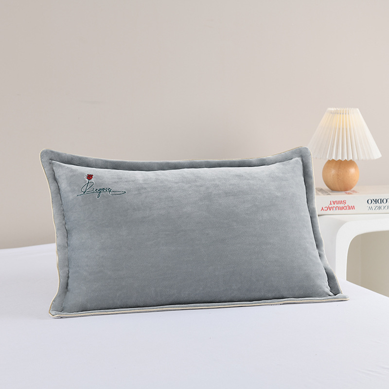 Jastučnica s izšivanjem, debeli topli pliš, moderni minimalistički stil; materijal: poliester 99% sadržaja, izšivanje, reaktivno tiskanje i bojanje