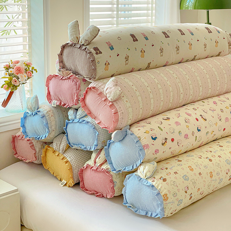 Spilvens ar iekšējo pildījumu – kokvilnas pārklājs, poliestera pildījums, augu un ziedu raksts, digitālā druka, svaigs un elpojošs stils