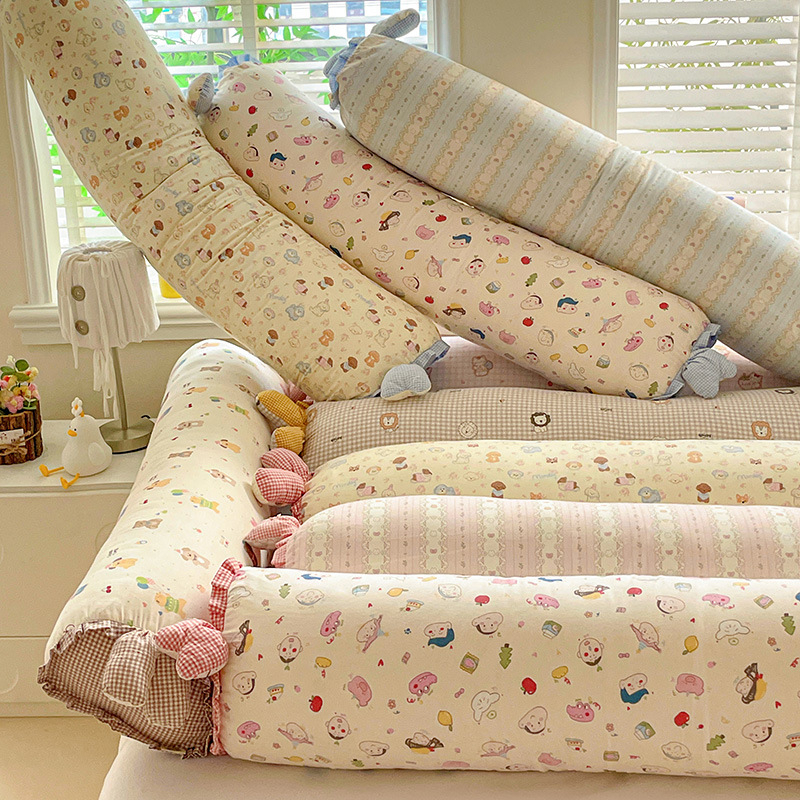 Spilvens ar iekšējo pildījumu – kokvilnas pārklājs, poliestera pildījums, augu un ziedu raksts, digitālā druka, svaigs un elpojošs stils