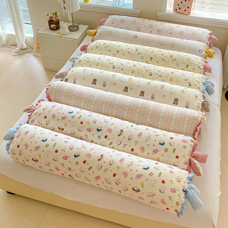 Spilvens ar iekšējo pildījumu – kokvilnas pārklājs, poliestera pildījums, augu un ziedu raksts, digitālā druka, svaigs un elpojošs stils