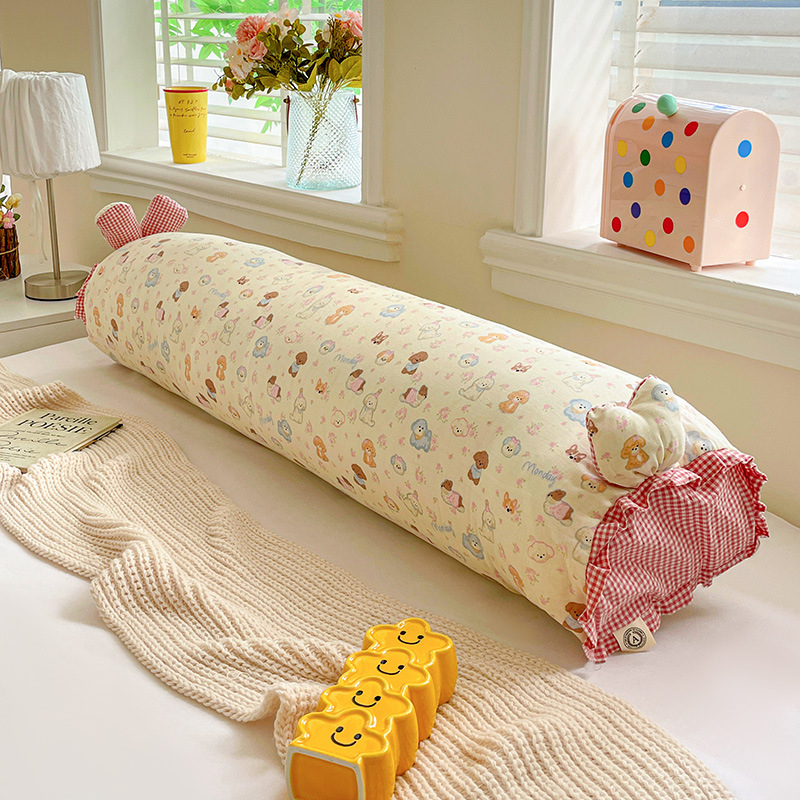 Spilvens ar iekšējo pildījumu – kokvilnas pārklājs, poliestera pildījums, augu un ziedu raksts, digitālā druka, svaigs un elpojošs stils