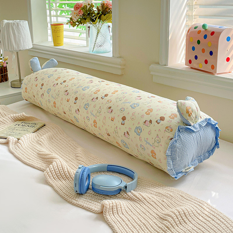 Spilvens ar iekšējo pildījumu – kokvilnas pārklājs, poliestera pildījums, augu un ziedu raksts, digitālā druka, svaigs un elpojošs stils