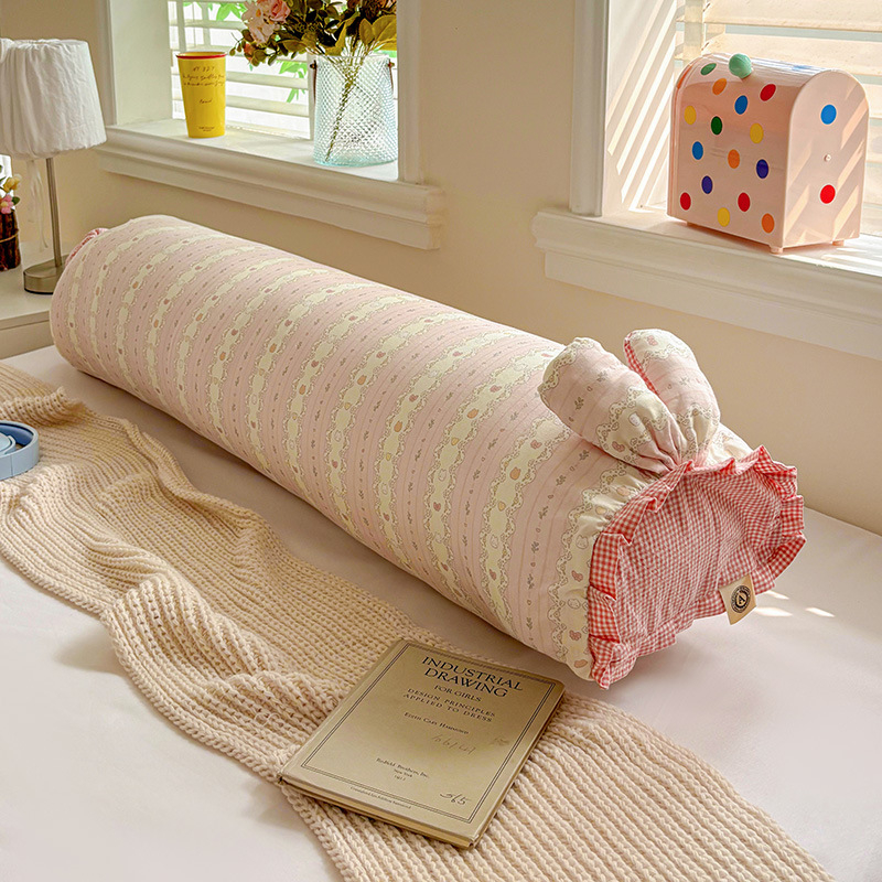 Spilvens ar iekšējo pildījumu – kokvilnas pārklājs, poliestera pildījums, augu un ziedu raksts, digitālā druka, svaigs un elpojošs stils