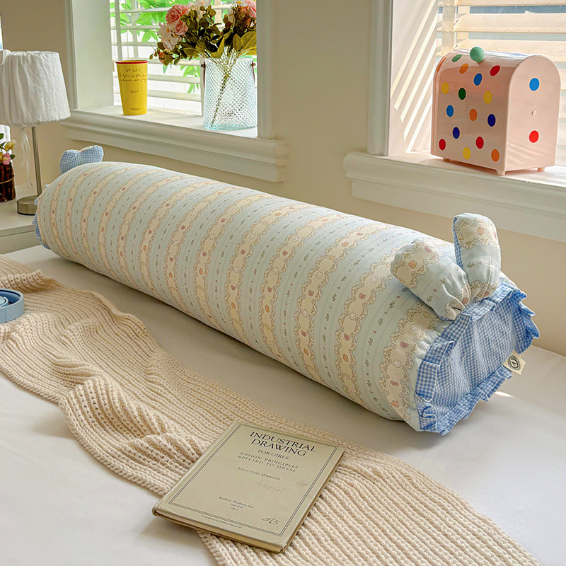 Spilvens ar iekšējo pildījumu – kokvilnas pārklājs, poliestera pildījums, augu un ziedu raksts, digitālā druka, svaigs un elpojošs stils