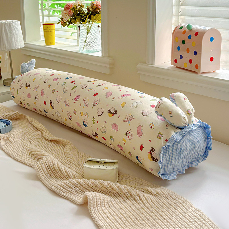 Spilvens ar iekšējo pildījumu – kokvilnas pārklājs, poliestera pildījums, augu un ziedu raksts, digitālā druka, svaigs un elpojošs stils