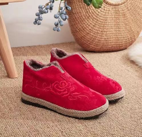 Naiste Pekingi audekli jalanõud tikandiga, sisistus kunstliku lühikese karusnahaga, etnilise stiiliga, ülemine materjal kanvas, tald veiseliha kõõluse, ümargune varvas, lame kand