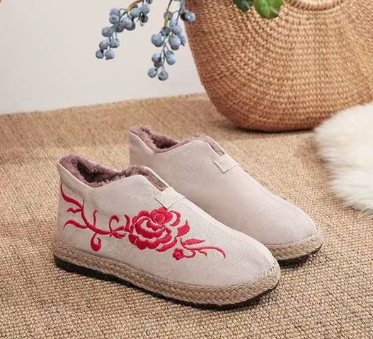 Naiste Pekingi audekli jalanõud tikandiga, sisistus kunstliku lühikese karusnahaga, etnilise stiiliga, ülemine materjal kanvas, tald veiseliha kõõluse, ümargune varvas, lame kand