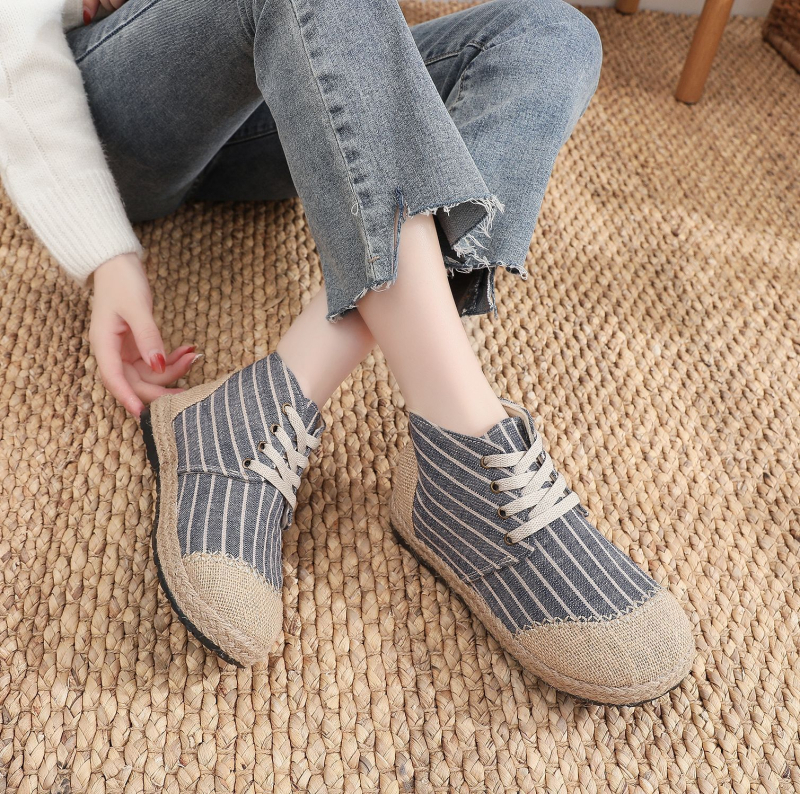 Naiste Pekingi audekli jalanõud tikandiga, sisistus kunstliku lühikese karusnahaga, etnilise stiiliga, ülemine materjal kanvas, tald veiseliha kõõluse, ümargune varvas, lame kand