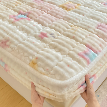 Navlaka za madrac s elastičnim rubom, motiv karikatura i cvijeće, sintetička vlakna, šivanje, reaktivno tiskanje, težina 800–1000 g