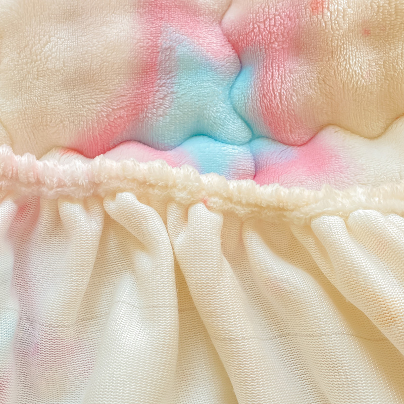 Navlaka za madrac s elastičnim rubom, motiv karikatura i cvijeće, sintetička vlakna, šivanje, reaktivno tiskanje, težina 800–1000 g