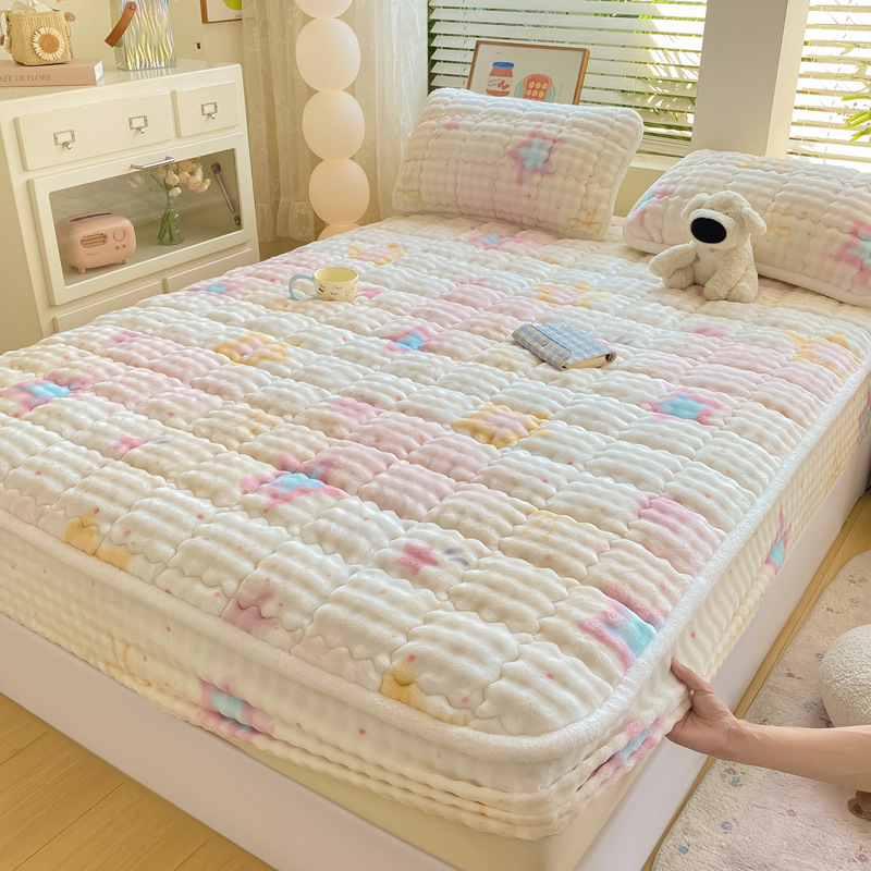 Navlaka za madrac s elastičnim rubom, motiv karikatura i cvijeće, sintetička vlakna, šivanje, reaktivno tiskanje, težina 800–1000 g