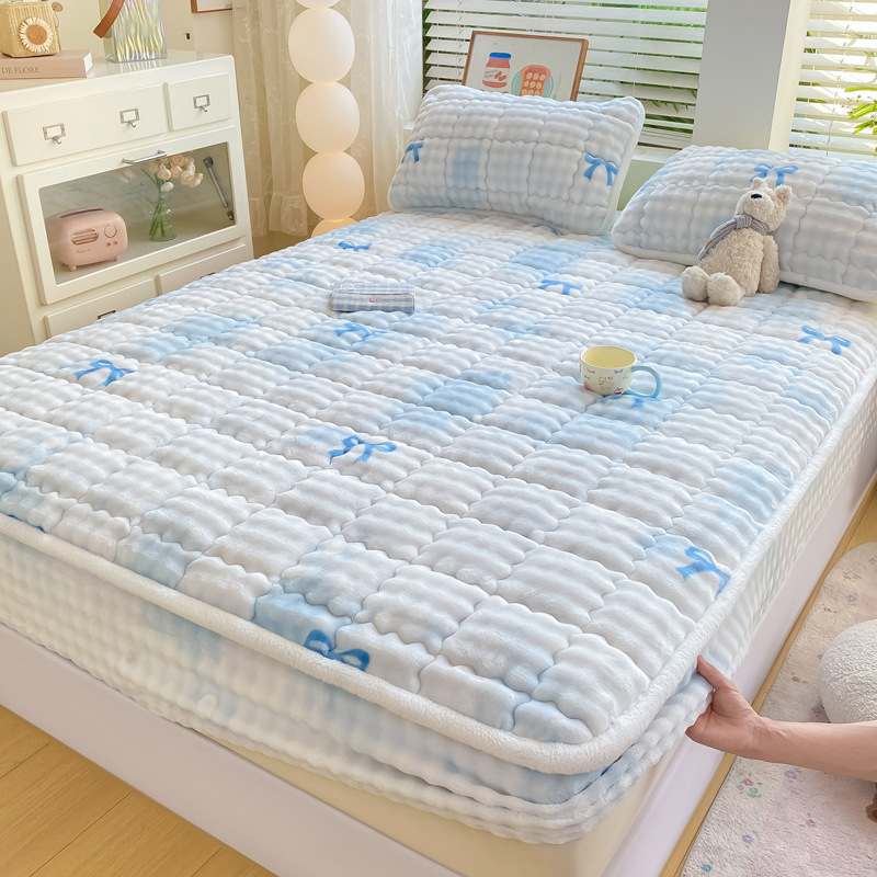 Navlaka za madrac s elastičnim rubom, motiv karikatura i cvijeće, sintetička vlakna, šivanje, reaktivno tiskanje, težina 800–1000 g