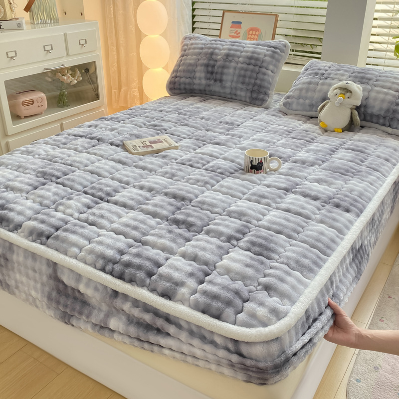 Navlaka za madrac s elastičnim rubom, motiv karikatura i cvijeće, sintetička vlakna, šivanje, reaktivno tiskanje, težina 800–1000 g