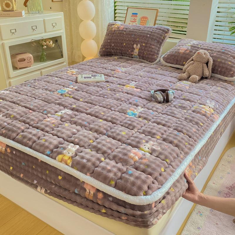 Navlaka za madrac s elastičnim rubom, motiv karikatura i cvijeće, sintetička vlakna, šivanje, reaktivno tiskanje, težina 800–1000 g