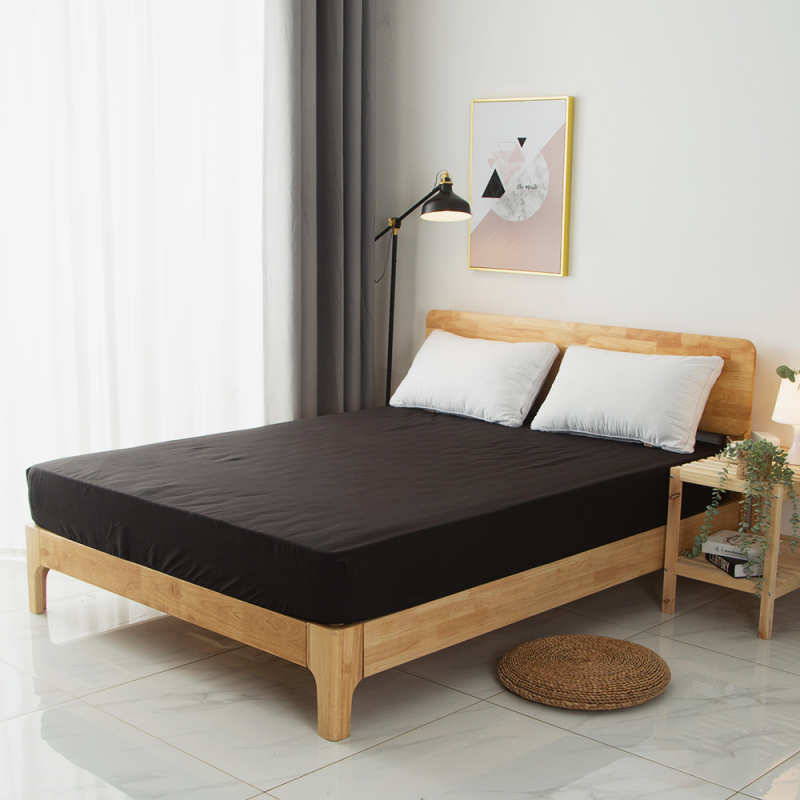 Fitted madrac zaštitnik s elastičnim pojasima oko cijelog oboda — poliester vlakno; brušenje; digitalni tisak; prilagodljiv; težina 800–1000 g; moderan minimalistički stil