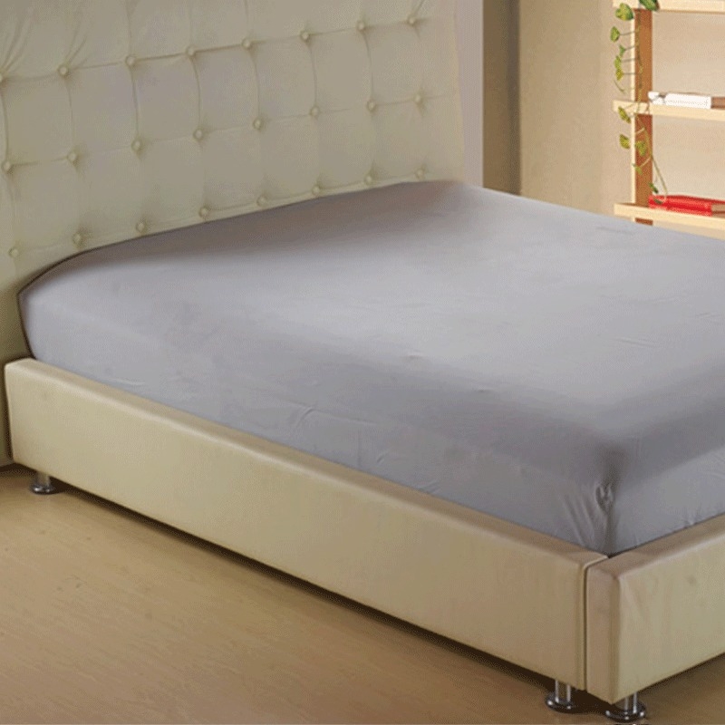 Fitted madrac zaštitnik s elastičnim pojasima oko cijelog oboda — poliester vlakno; brušenje; digitalni tisak; prilagodljiv; težina 800–1000 g; moderan minimalistički stil