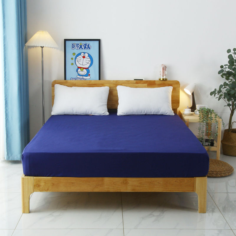 Fitted madrac zaštitnik s elastičnim pojasima oko cijelog oboda — poliester vlakno; brušenje; digitalni tisak; prilagodljiv; težina 800–1000 g; moderan minimalistički stil