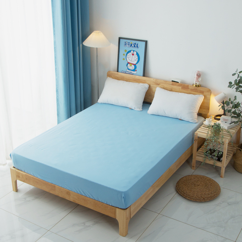 Fitted madrac zaštitnik s elastičnim pojasima oko cijelog oboda — poliester vlakno; brušenje; digitalni tisak; prilagodljiv; težina 800–1000 g; moderan minimalistički stil