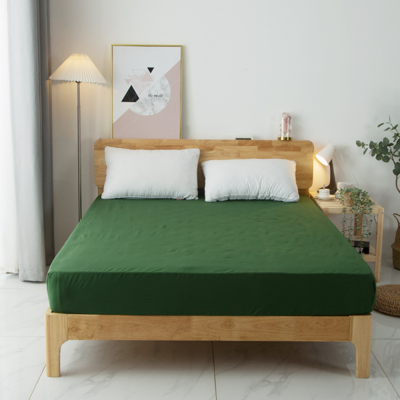 Fitted madrac zaštitnik s elastičnim pojasima oko cijelog oboda — poliester vlakno; brušenje; digitalni tisak; prilagodljiv; težina 800–1000 g; moderan minimalistički stil