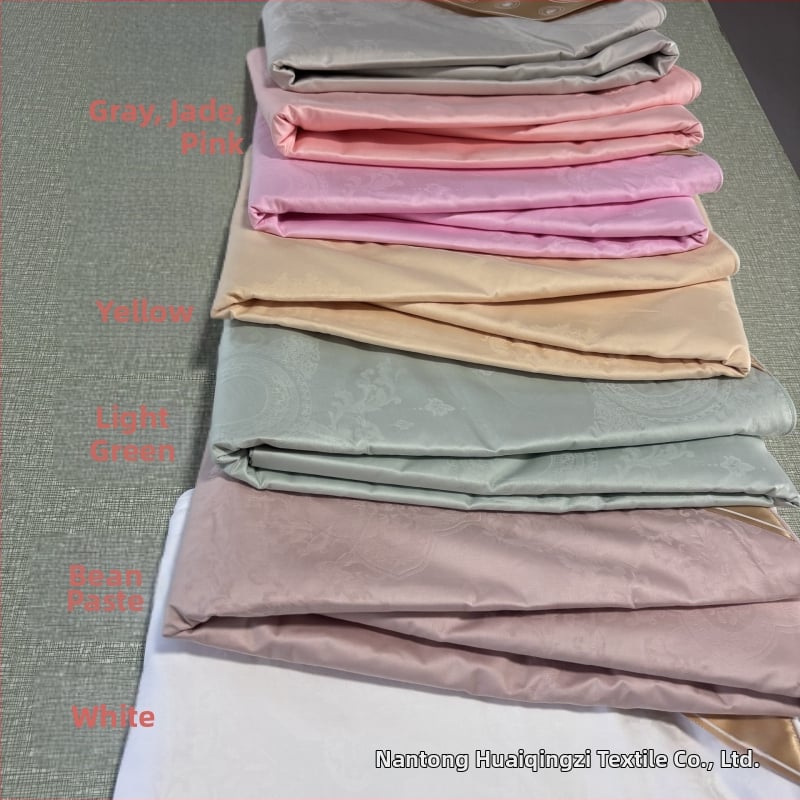 Paplanhuzat – 100% pamut, jacquard szövés, egyszínű minta, reaktív nyomtatás és festés, szövet tömege 1000–1500 g