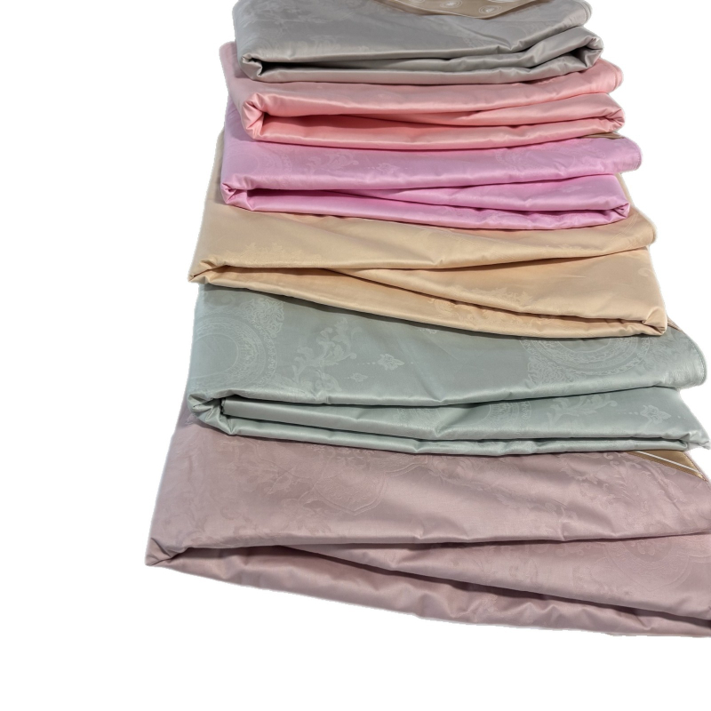 Paplanhuzat – 100% pamut, jacquard szövés, egyszínű minta, reaktív nyomtatás és festés, szövet tömege 1000–1500 g