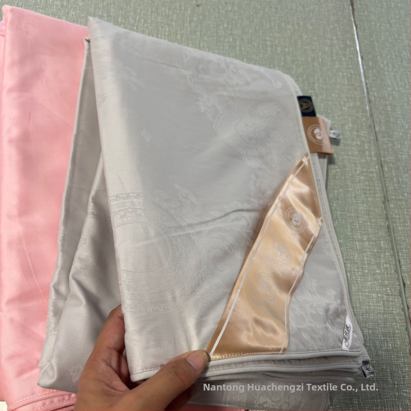 Paplanhuzat – 100% pamut, jacquard szövés, egyszínű minta, reaktív nyomtatás és festés, szövet tömege 1000–1500 g