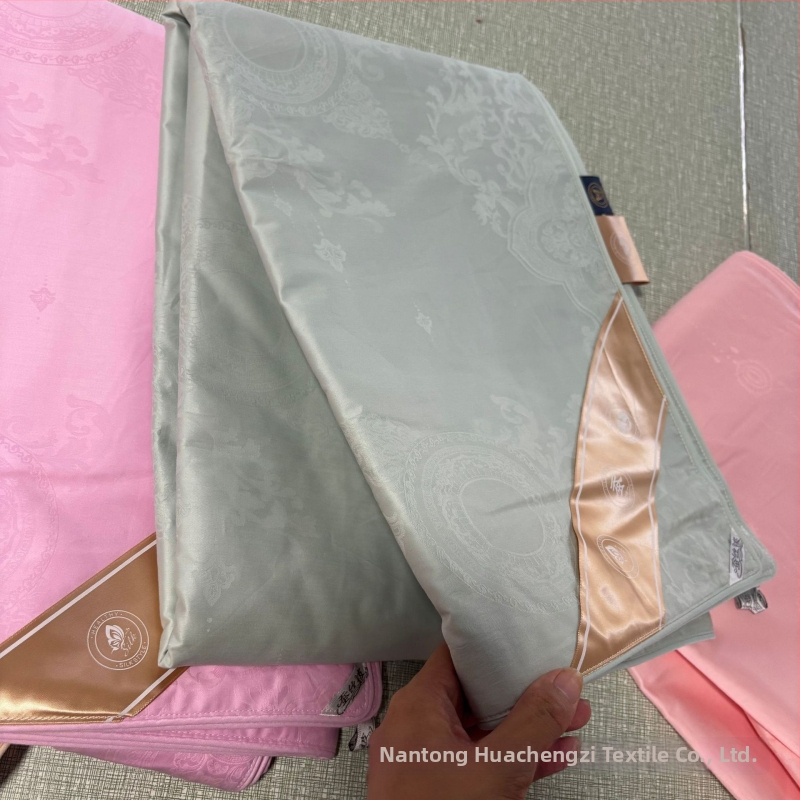 Paplanhuzat – 100% pamut, jacquard szövés, egyszínű minta, reaktív nyomtatás és festés, szövet tömege 1000–1500 g