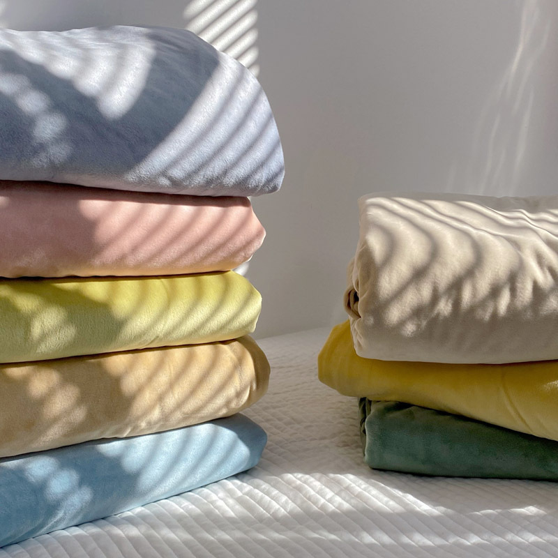 Japānas stilā samta gultas palags ar gumiju – vienkāršs audums, reaktīvā krāsošana, svars 1000–1499 g