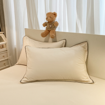 Bijeli četverodijelni set posteljine s plahtom na gumicu, moderni minimalistički stil