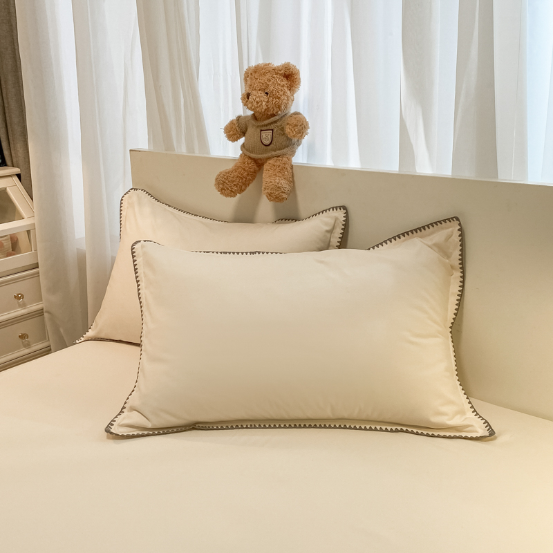 Bijeli četverodijelni set posteljine s plahtom na gumicu, moderni minimalistički stil