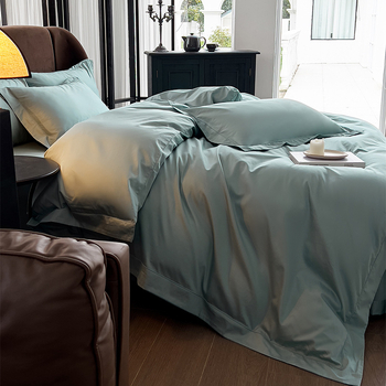 Guļas lakats no garām šķiedrām kokvilnas satīna, ar reakcijas krāsošanu, visu gadalaiku lietošanai