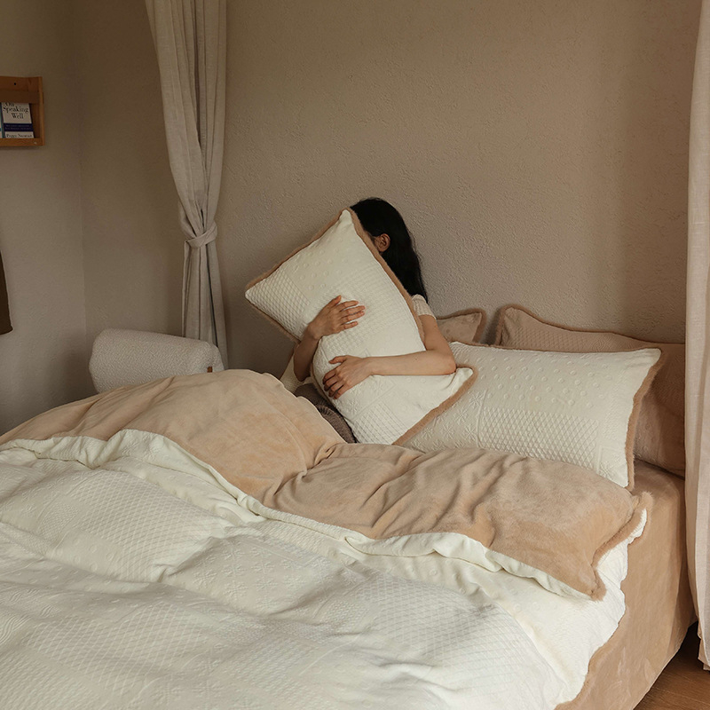 Četverodijelni set posteljine od mliječnog velura [crtani uzorak, vez, tkanina] (reaktivno tiskanje)