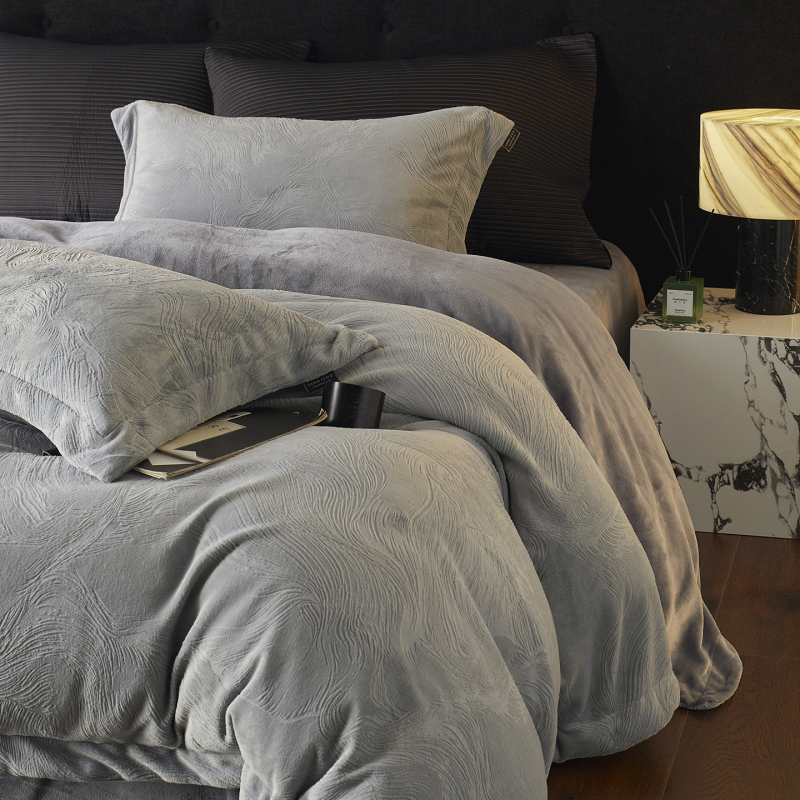 Četverodijelni set posteljine od mliječnog velura [crtani uzorak, vez, tkanina] (reaktivno tiskanje)