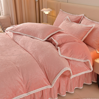 Četru daļu gultas svārku komplekts no piena velūra, šujums, vienkrāsains raksts, svars 4000–4500 g