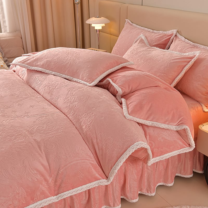 Četru daļu gultas svārku komplekts no piena velūra, šujums, vienkrāsains raksts, svars 4000–4500 g