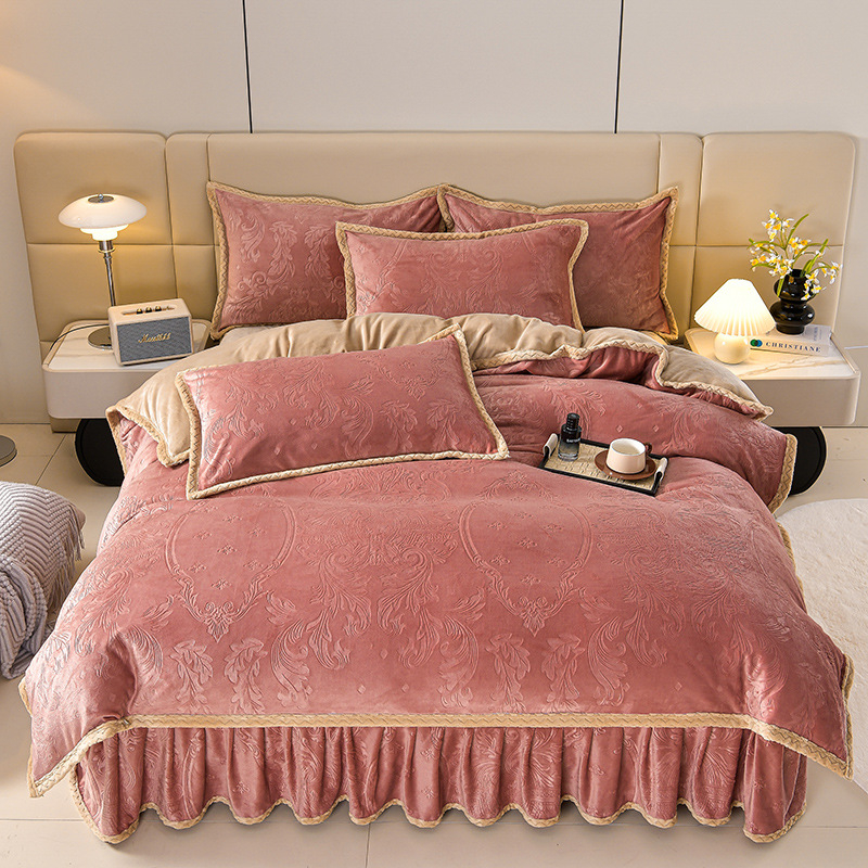 Četru daļu gultas svārku komplekts no piena velūra, šujums, vienkrāsains raksts, svars 4000–4500 g