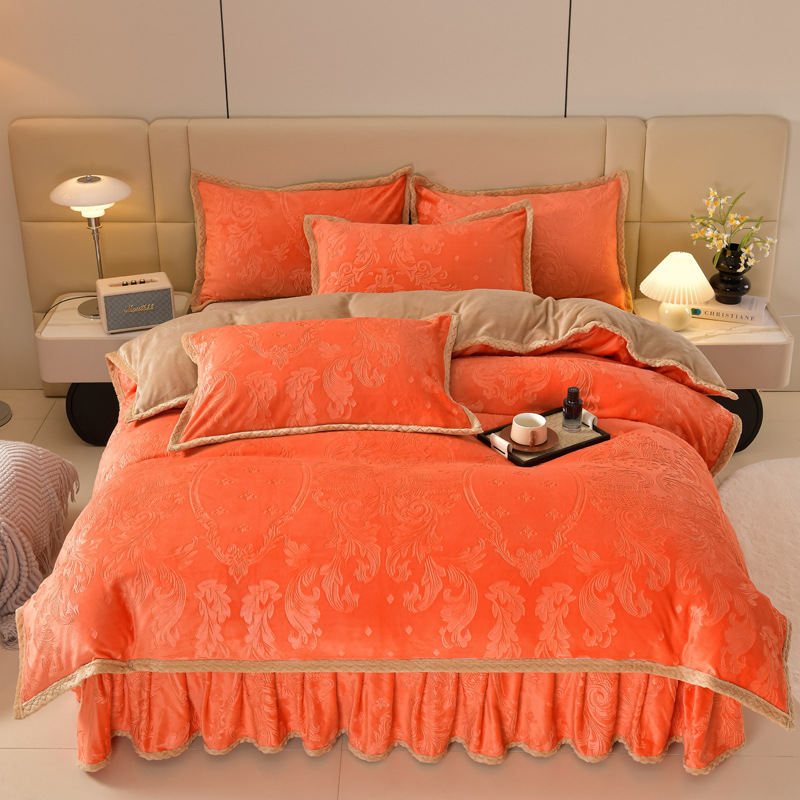 Četru daļu gultas svārku komplekts no piena velūra, šujums, vienkrāsains raksts, svars 4000–4500 g