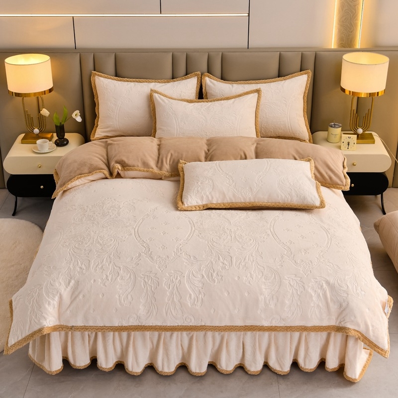 Četru daļu gultas svārku komplekts no piena velūra, šujums, vienkrāsains raksts, svars 4000–4500 g