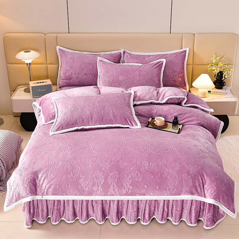 Četru daļu gultas svārku komplekts no piena velūra, šujums, vienkrāsains raksts, svars 4000–4500 g